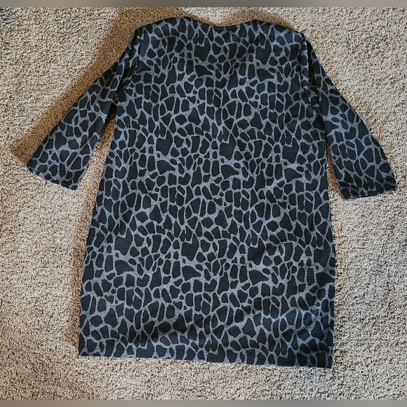 4/$20 Size large w/pockets. 4/$25 - Picture 3 of 3